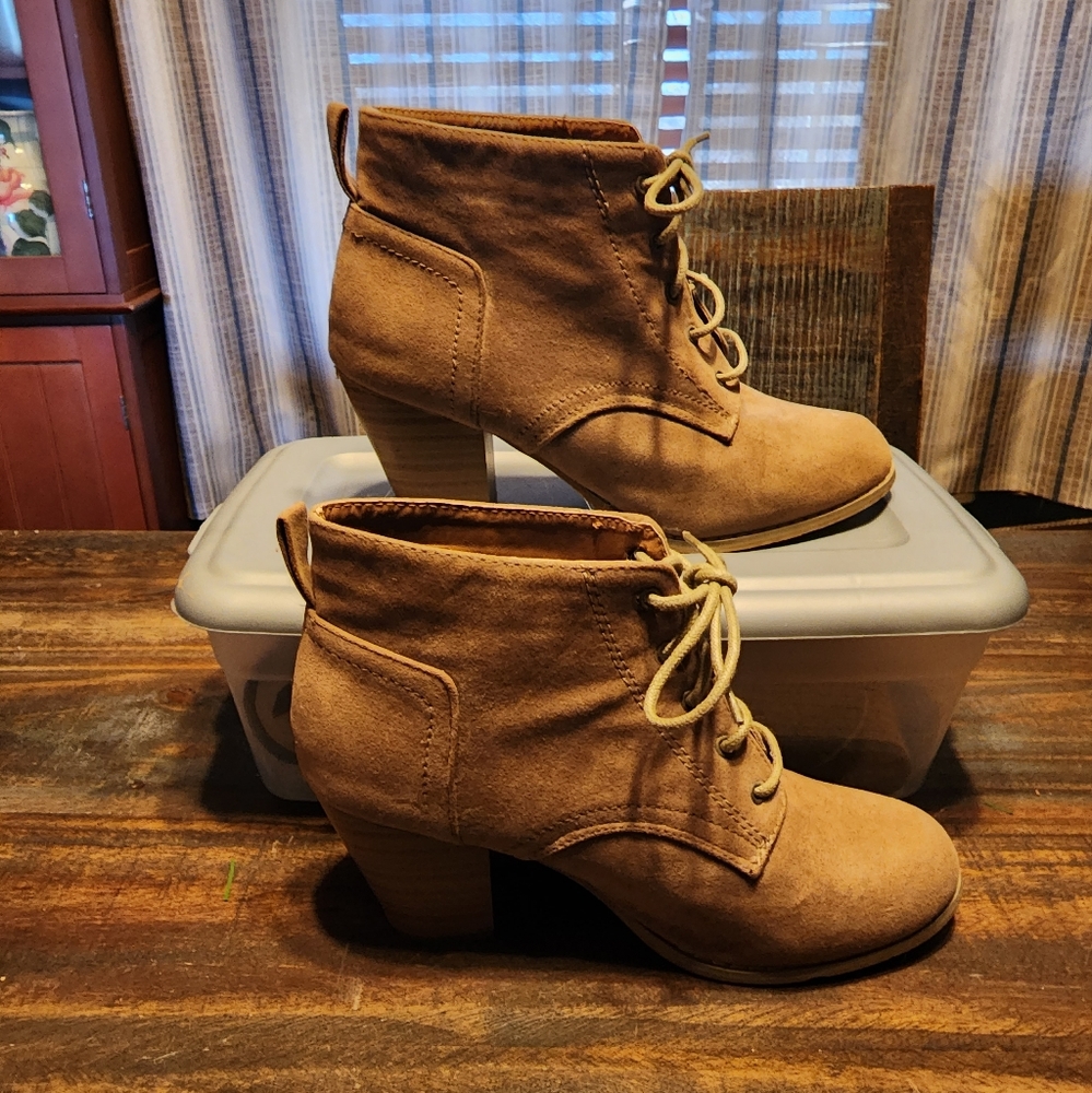 Rue 21 Tan Suede Ankle Booties size 8 1/2 - Picture 3 of 9